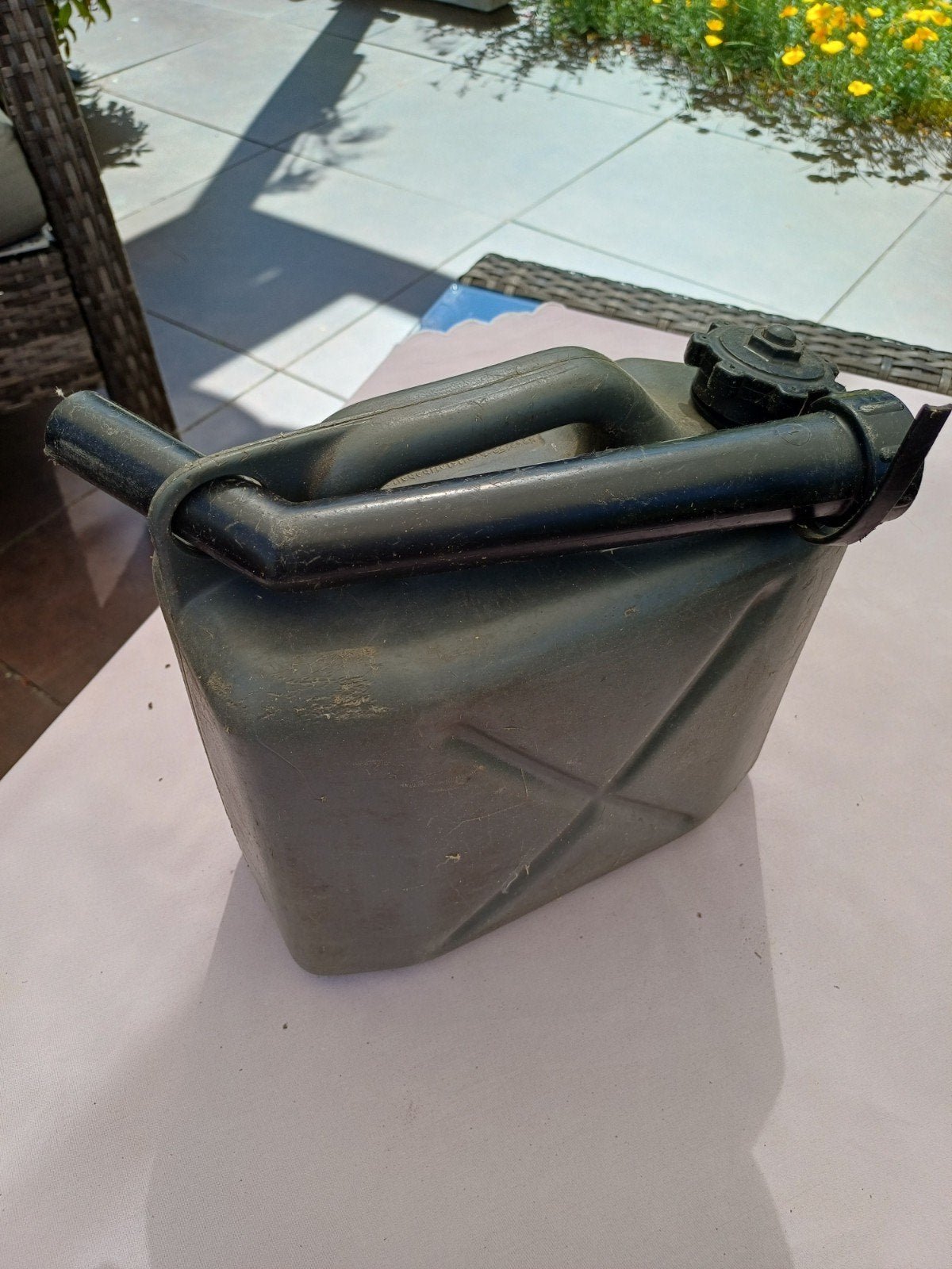 Brandstof jerrycan, Ophalen