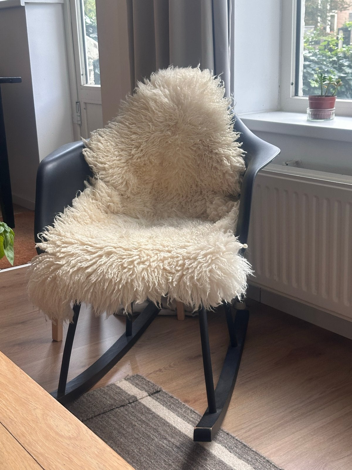 IKEA Storlien schommelstoel met schapenvacht, Kunststof, Zwart, Ophalen of Verzenden, Zo goed als nieuw