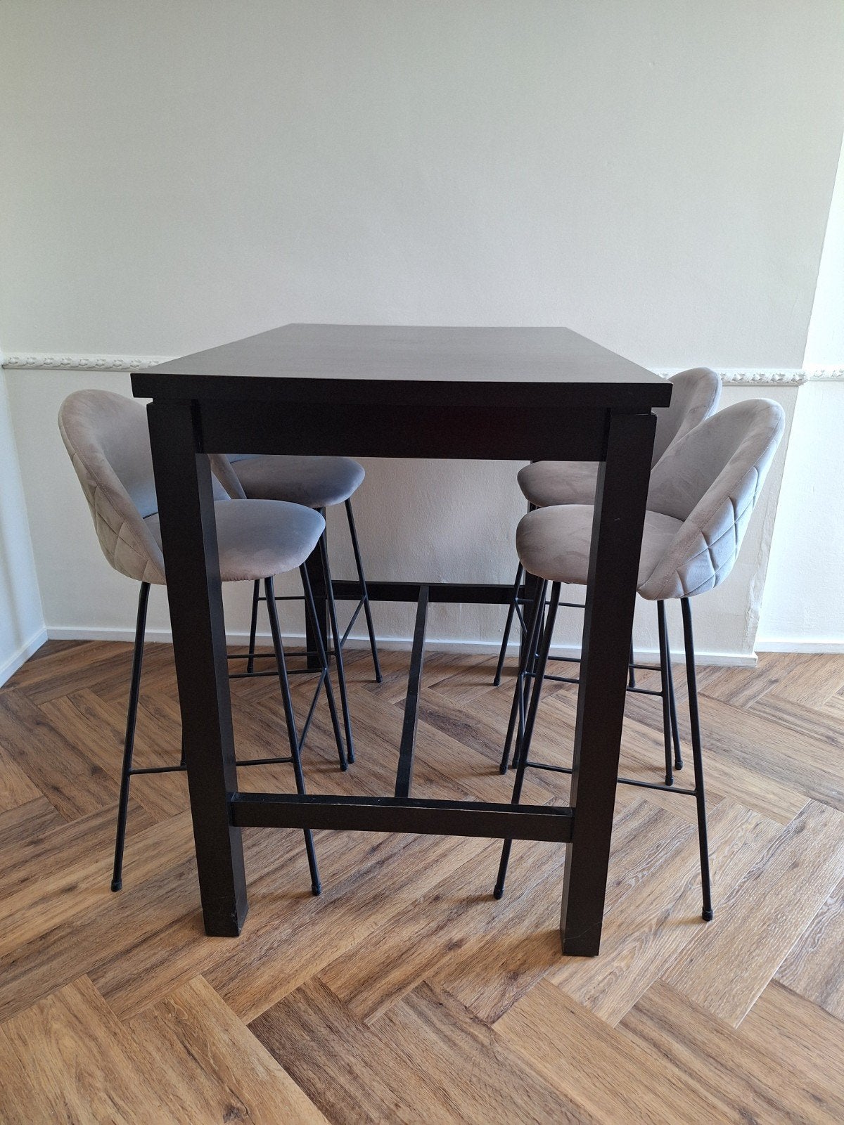 Hoge zwarte tafel met 4 hoge grijze stoelen/krukken, Ophalen, Gebruikt