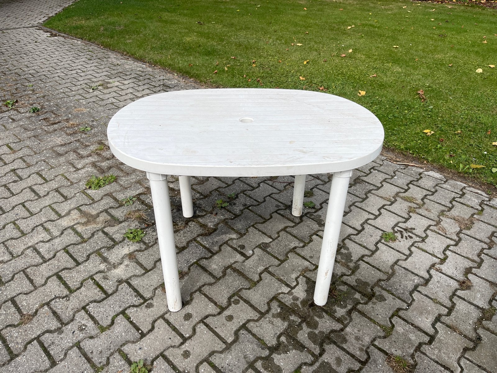 Witte ovale tuintafel van kunststof, Ophalen, Gebruikt, Ovaal, Kunststof