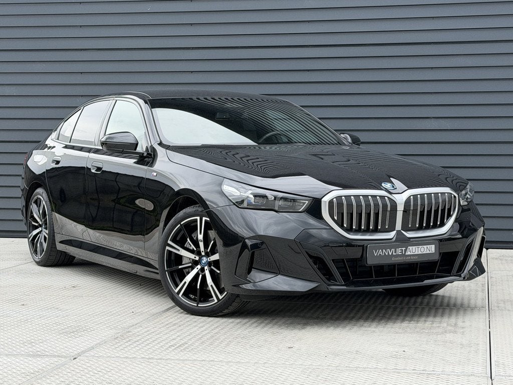 BMW 5 Serie 550e xDrive M SPORT 4 WHL besturing / Leder / tr, Automaat, Gebruikt, 138 €/maand, Zwart