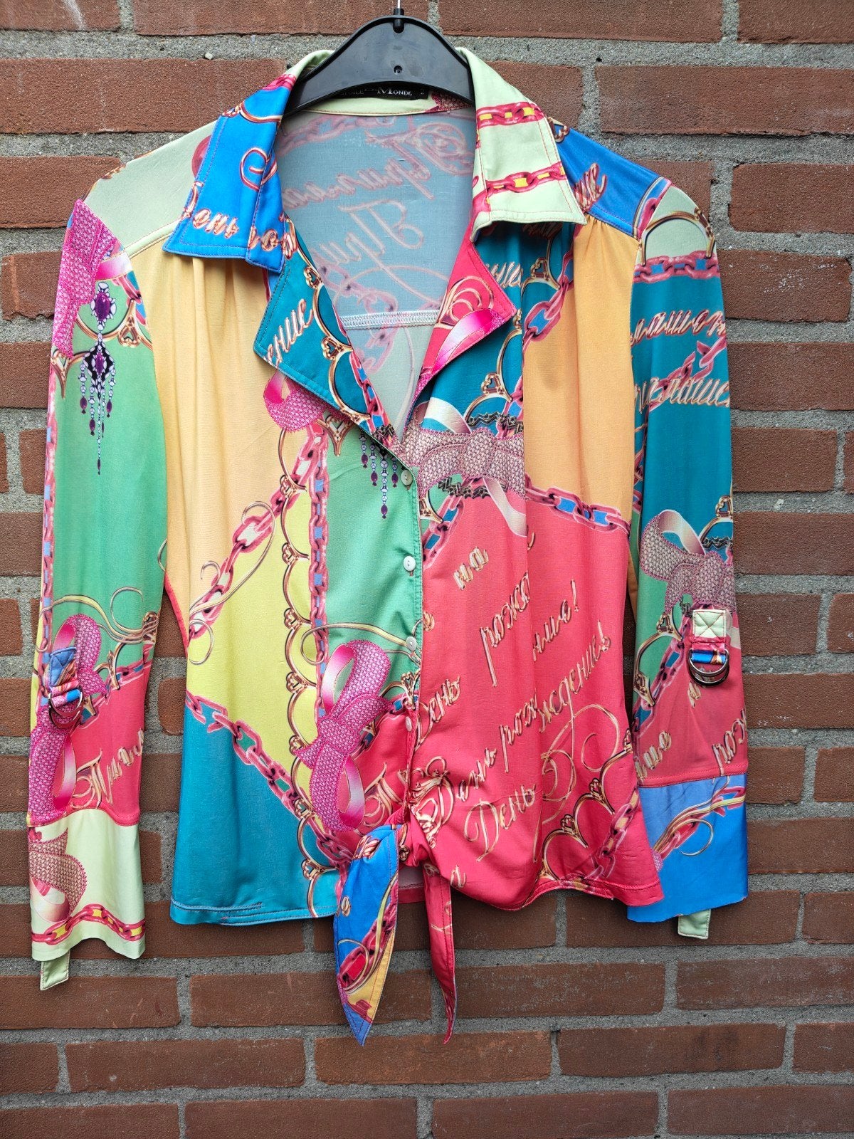 Kleurrijke blouse met kettingprint en strikdetail, Ophalen of Verzenden, Zo goed als nieuw, Maat 36 (S), Overige kleuren