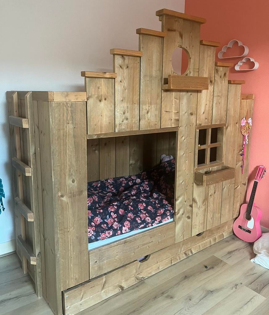 Saartje Prum Vogelhuis Stapelbed met trapgevel en raampje, Kinderen en Baby's, Kinderkamer | Stapelbedden en Hoogslapers, Ophalen