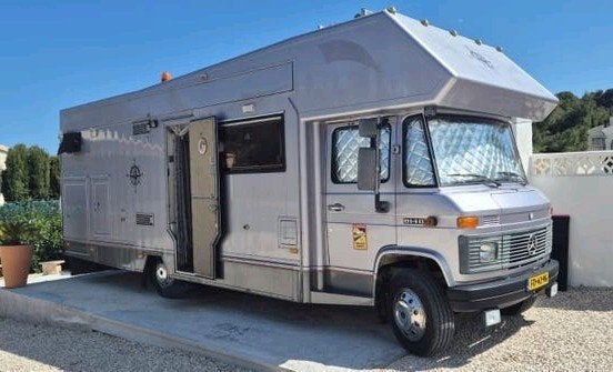 Camper: Oldtimer Mercedes, APK & belastingvrij, C1 rijbewijs, Alkoof, Luifel, Particulier, 8 tot 9 meter