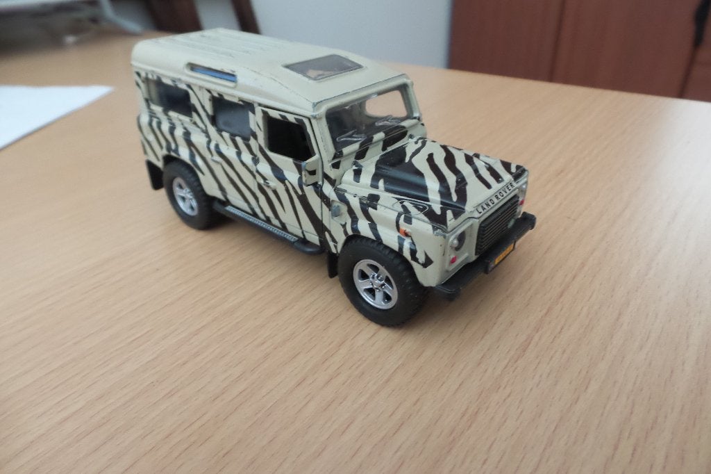 landrover defender 1/32, Ophalen of Verzenden, Zo goed als nieuw, Auto, Overige merken