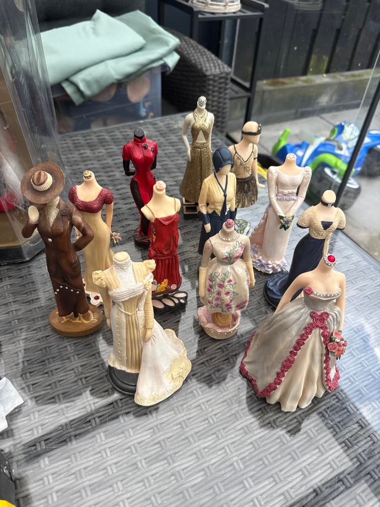 12 beeldjes van "The Latest Thing" - Diverse Modellen, Ophalen of Verzenden, Gebruikt, Mens