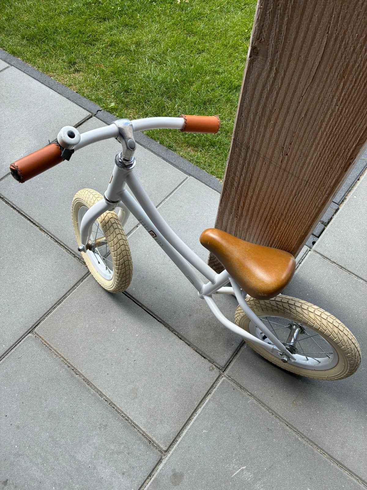 Rebel loop fietsje kleur wit met bruin, Ophalen, Zo goed als nieuw, Loopfiets