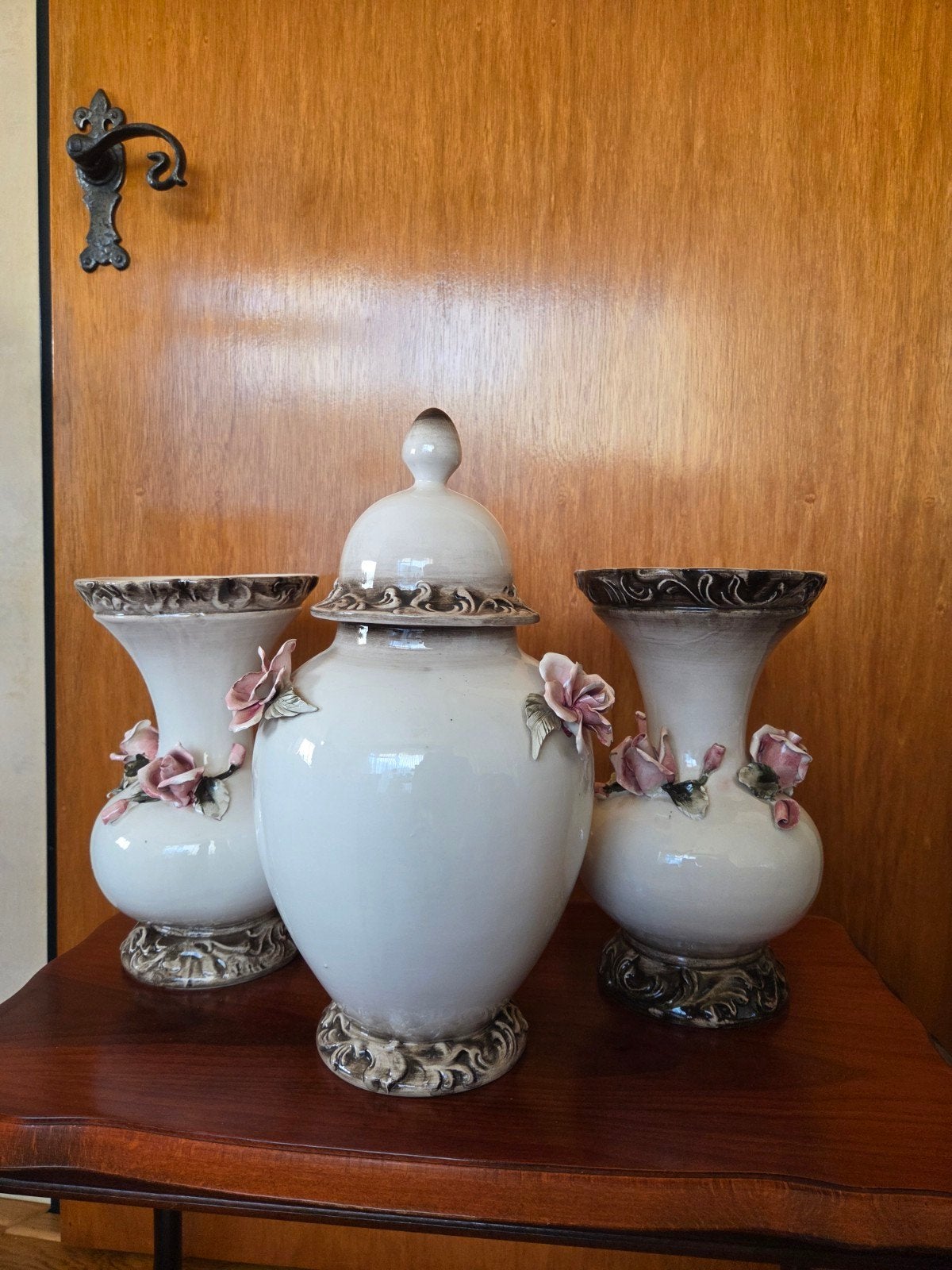 Set van 3 decoratieve vazen met rozen, Antiek en Kunst, Antiek | Vazen, Ophalen