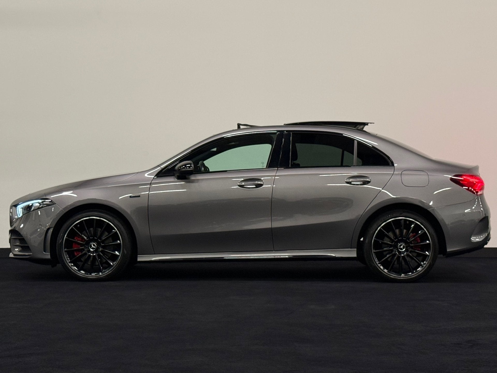 Mercedes-Benz A-klasse 250 e Blackpack Pano Memory Burmester, Auto's, Dealer onderhouden, Gebruikt, Zwart, Met garantie (alle)