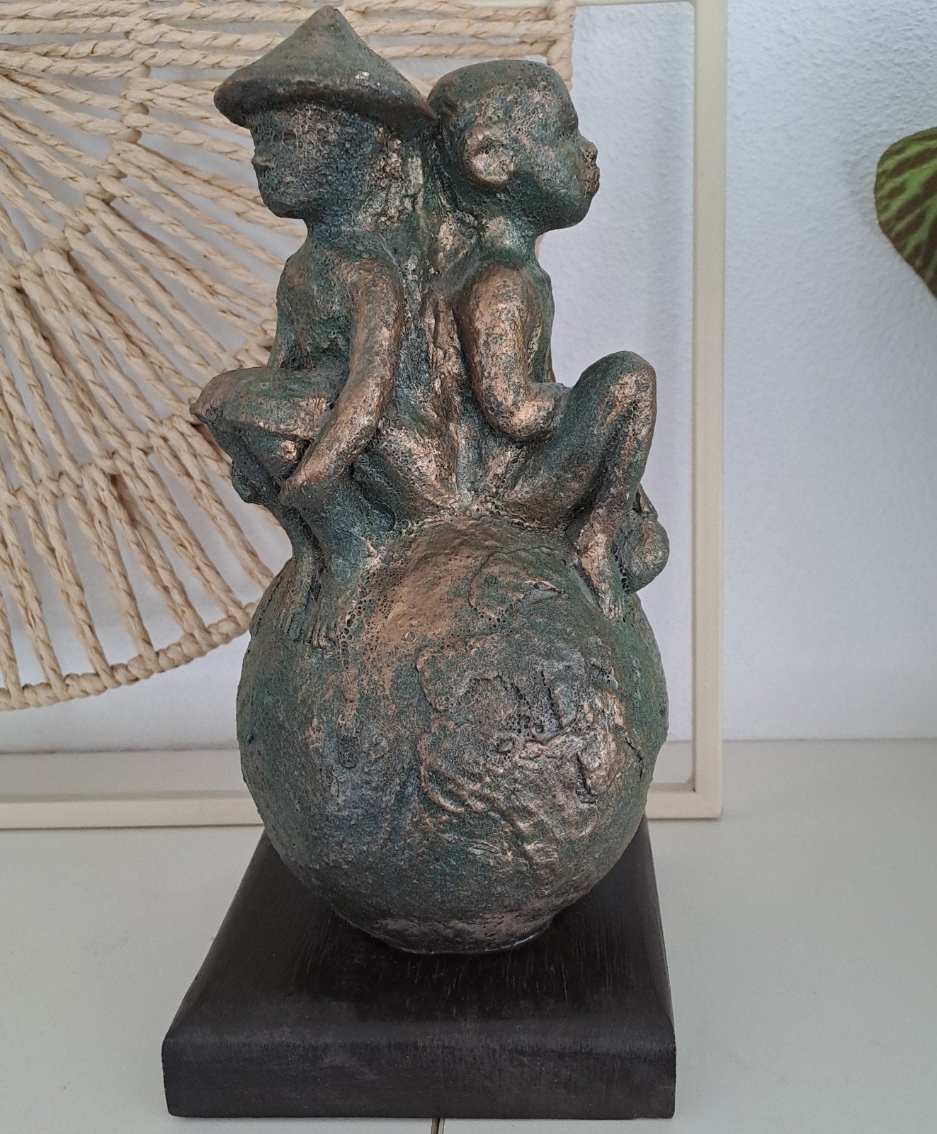 Uniek beeldje figuren op wereldbol / bronskleurig, Antiek en Kunst, Groep mensen, Ophalen of Verzenden, 20 - 50 cm, Op sokkel