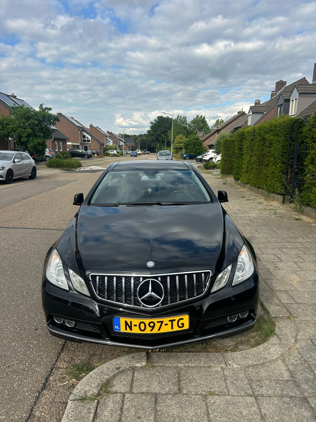 Mercedes-Benz E-Klasse 1.8 E200 CGI Coupe AUT 2010 Zwart, Auto's, Achterwielaandrijving, 1800 kg, 4 cilinders, 4 stoelen