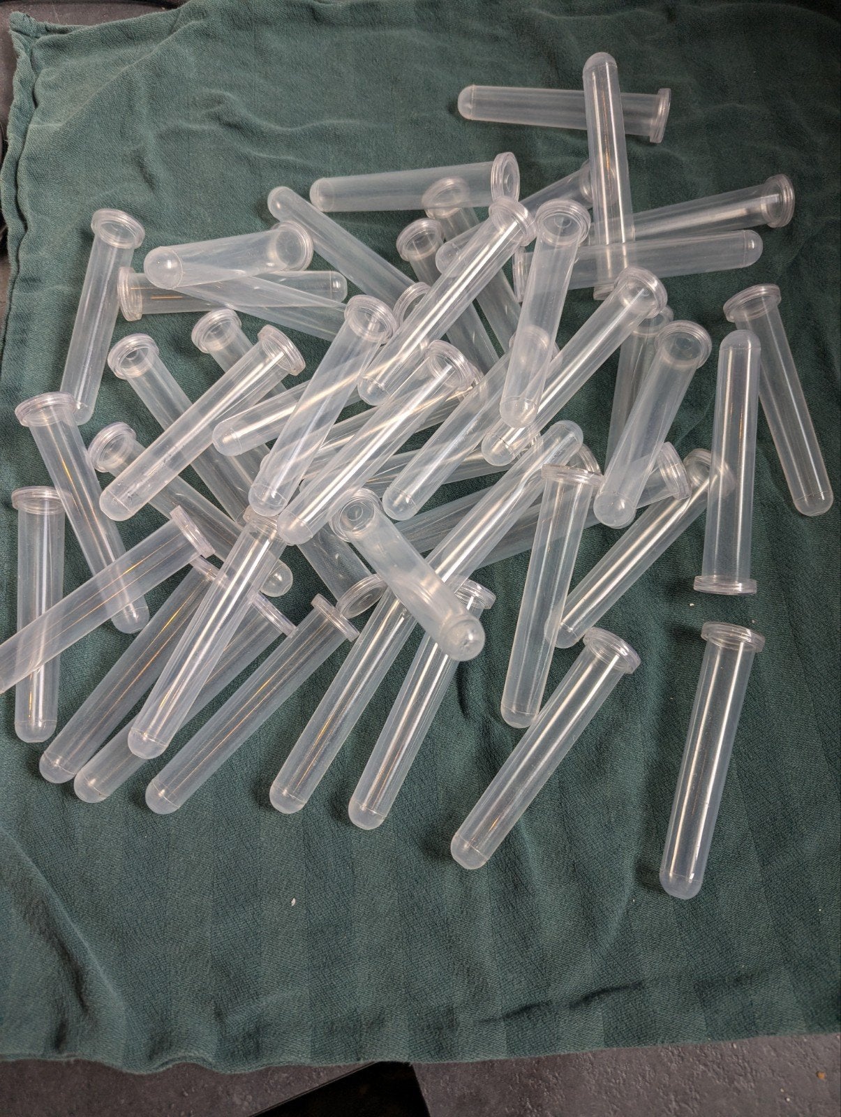 48 reageerbuisjes van plastic met dop, Ophalen of Verzenden, Zo goed als nieuw, Versiering, Geboorte of Huwelijk