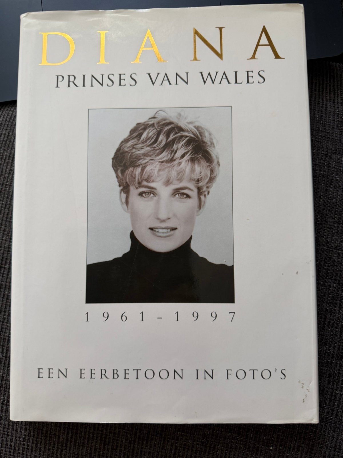 Diana Prinses of Wales 1961-1997  een eerbetoon in foto’s, Ophalen of Verzenden, Gelezen, Overige