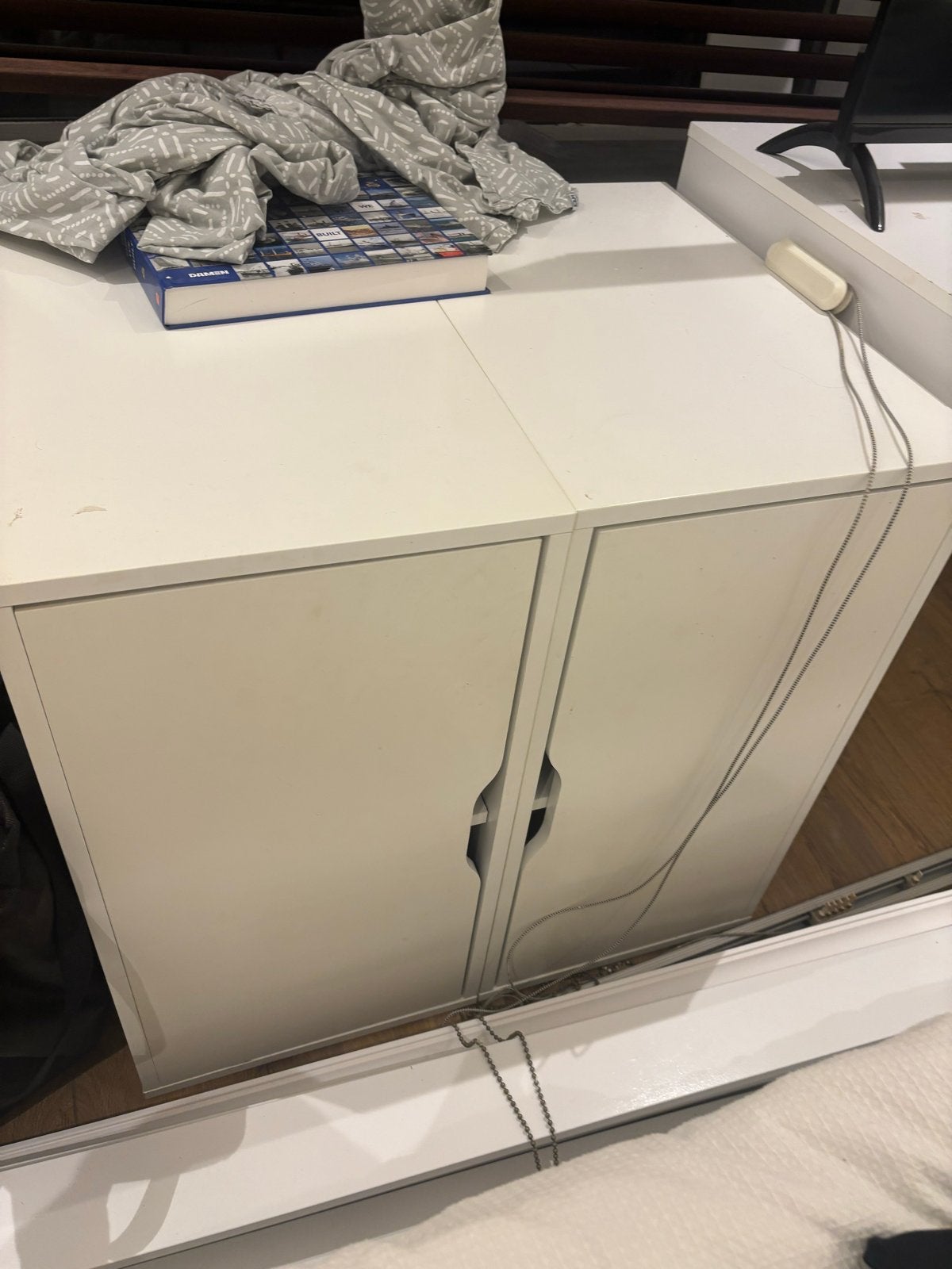 Twee witte kasten met deuren, Ophalen, Gebruikt