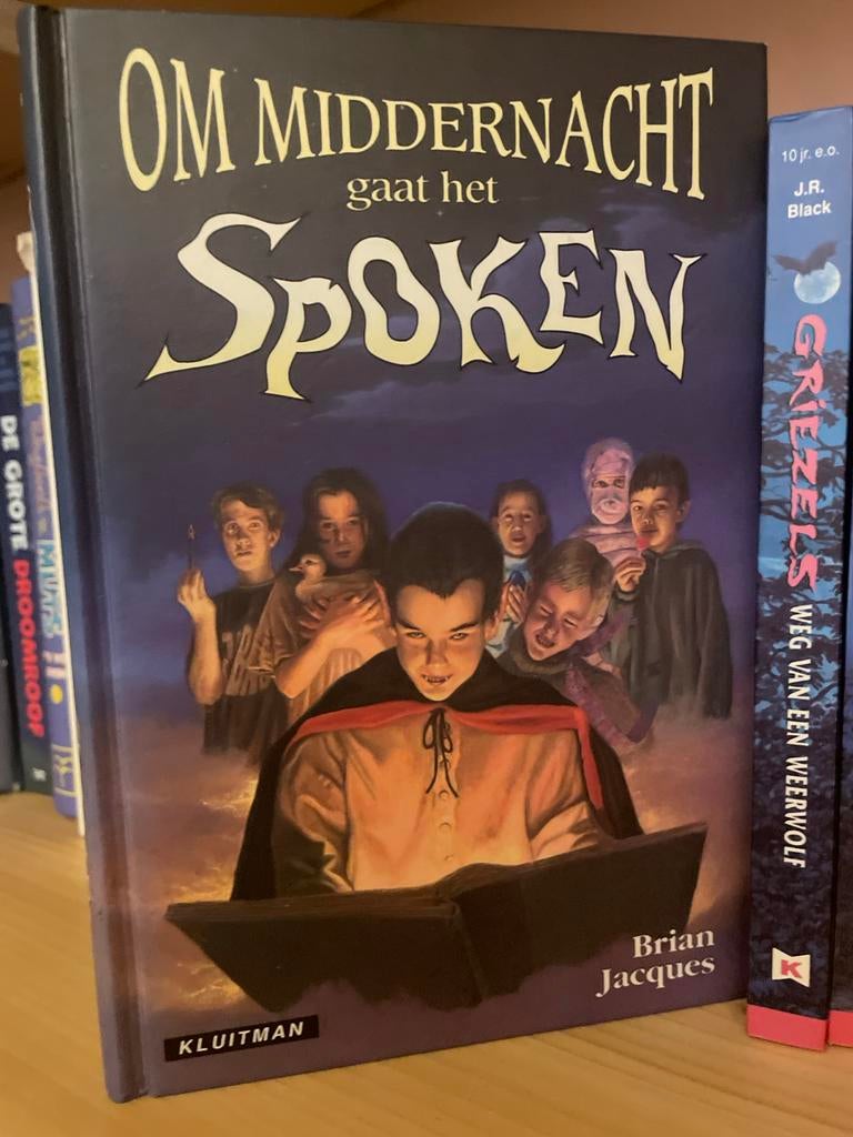 Om Middernacht Gaat Het Spoken - Brian Jacques, Boeken, Ophalen of Verzenden, Gelezen, Fictie