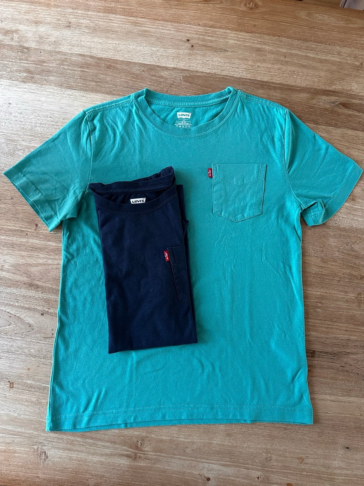 2 Levi's T-shirts: Donkerblauw & Groen (Maat 164 CM), Kinderen en Baby's, Ophalen of Verzenden, Gebruikt, Jongen, Shirt of Longsleeve