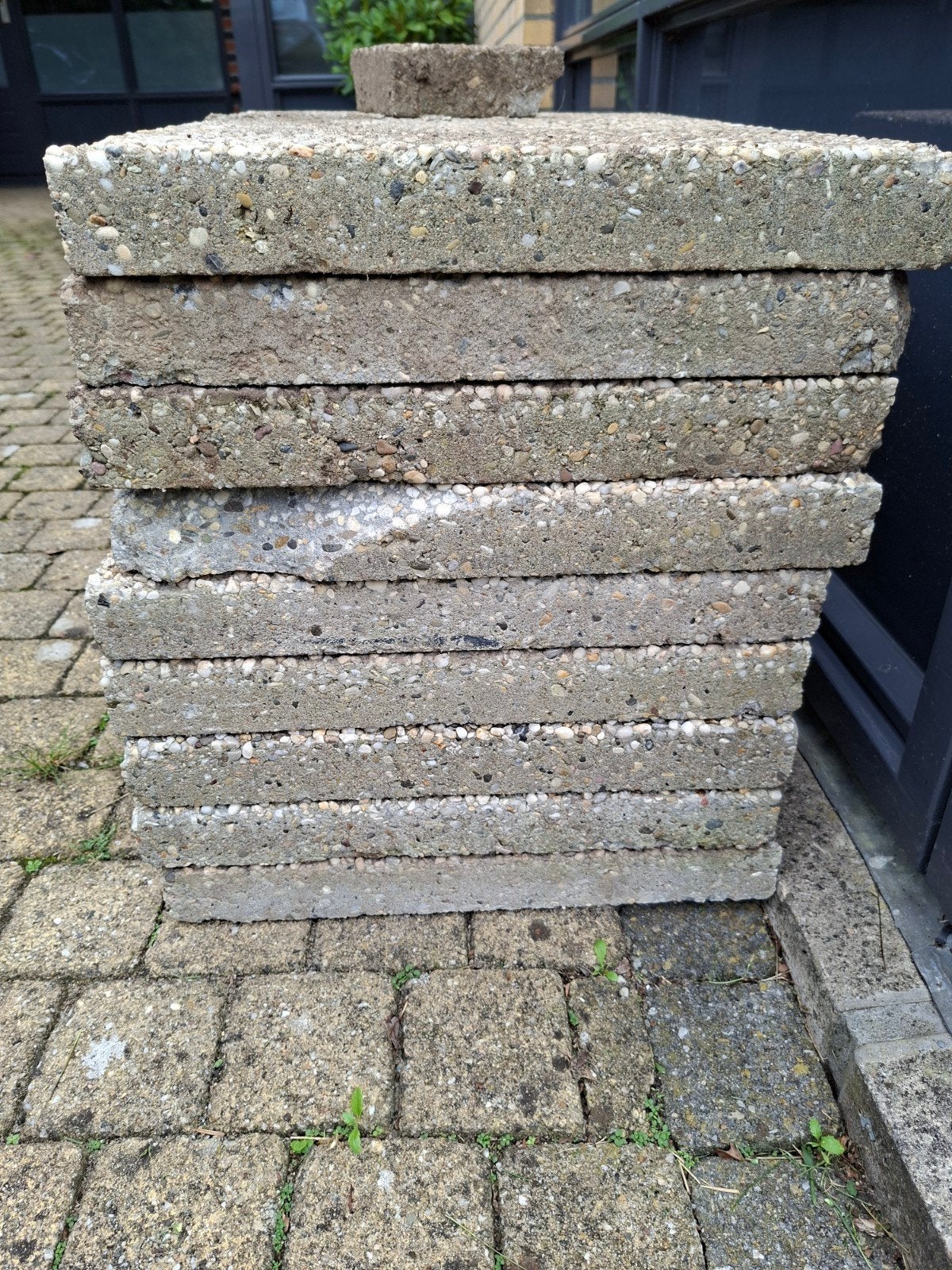 GRATIS AF TE HALEN: 9 grindtegels, Tuin en Terras, Ophalen, Gebruikt, 10 m² of meer, Beton