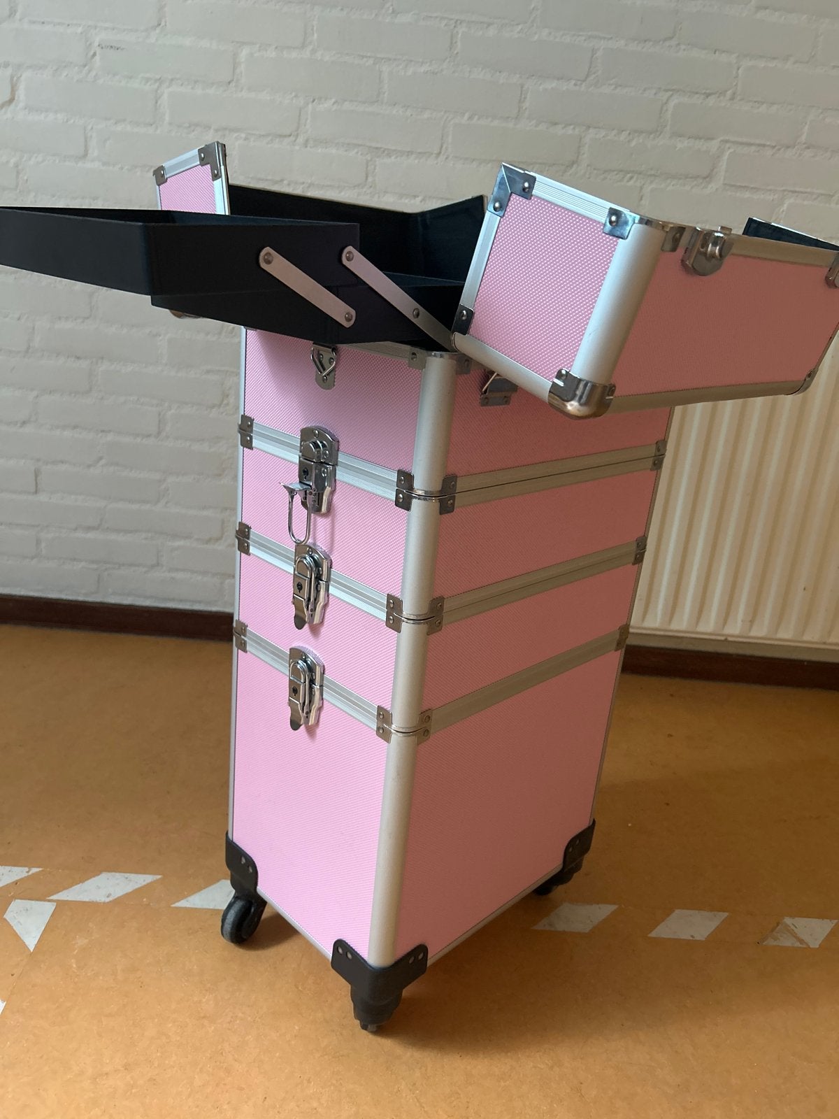 Roze make-up koffer op wielen - 80 cm hoog, Sieraden, Tassen en Uiterlijk, Beautycases, Ophalen, Zo goed als nieuw, Roze, Met slot