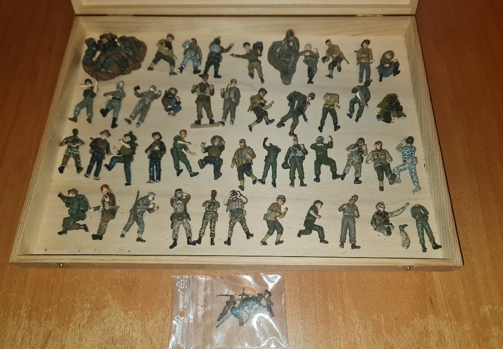 Set met 45 gebouwde en geschilderde 1:35 figuren, Ophalen of Verzenden, Zo goed als nieuw, 1:35 tot 1:50, Figuur of Figuren
