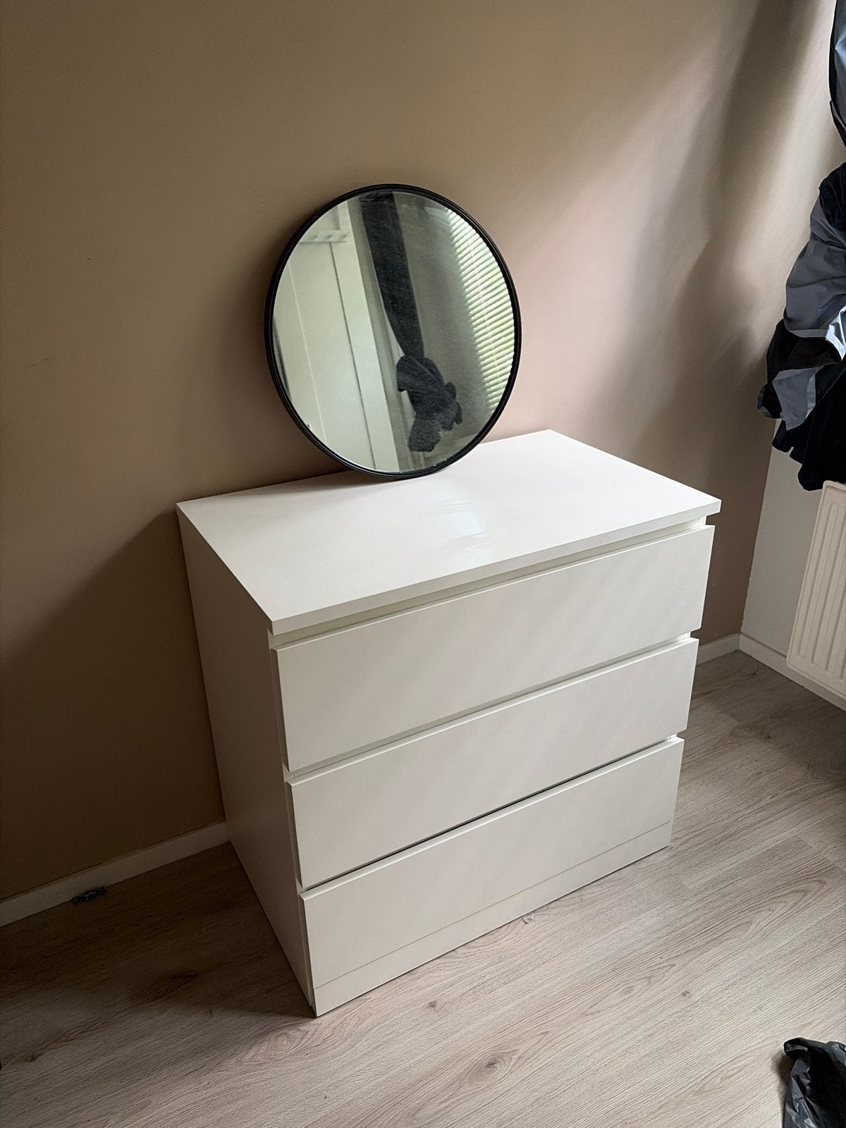 Witte ladekast 3 laden + spiegel - ikea malm - bijna nieuw, Huis en Inrichting, Kasten | Ladekasten, Zo goed als nieuw, Minder dan 100 cm
