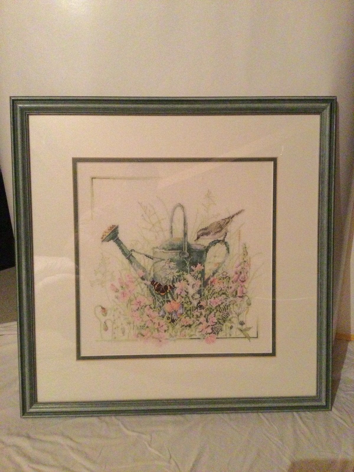 Geborduurd kunstwerk: Vogel op gieter met bloemen, 50 – 75, Gebruikt, Overige typen, Ophalen of Verzenden