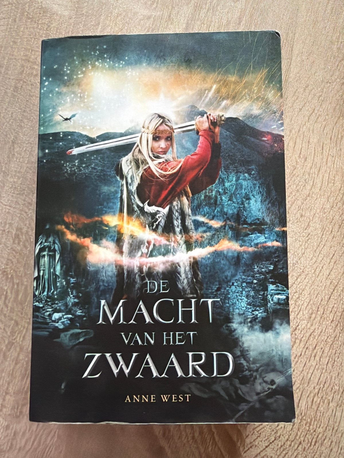 De Macht van het Zwaard - Anne West (Fantasy Boek), Ophalen of Verzenden, Gelezen