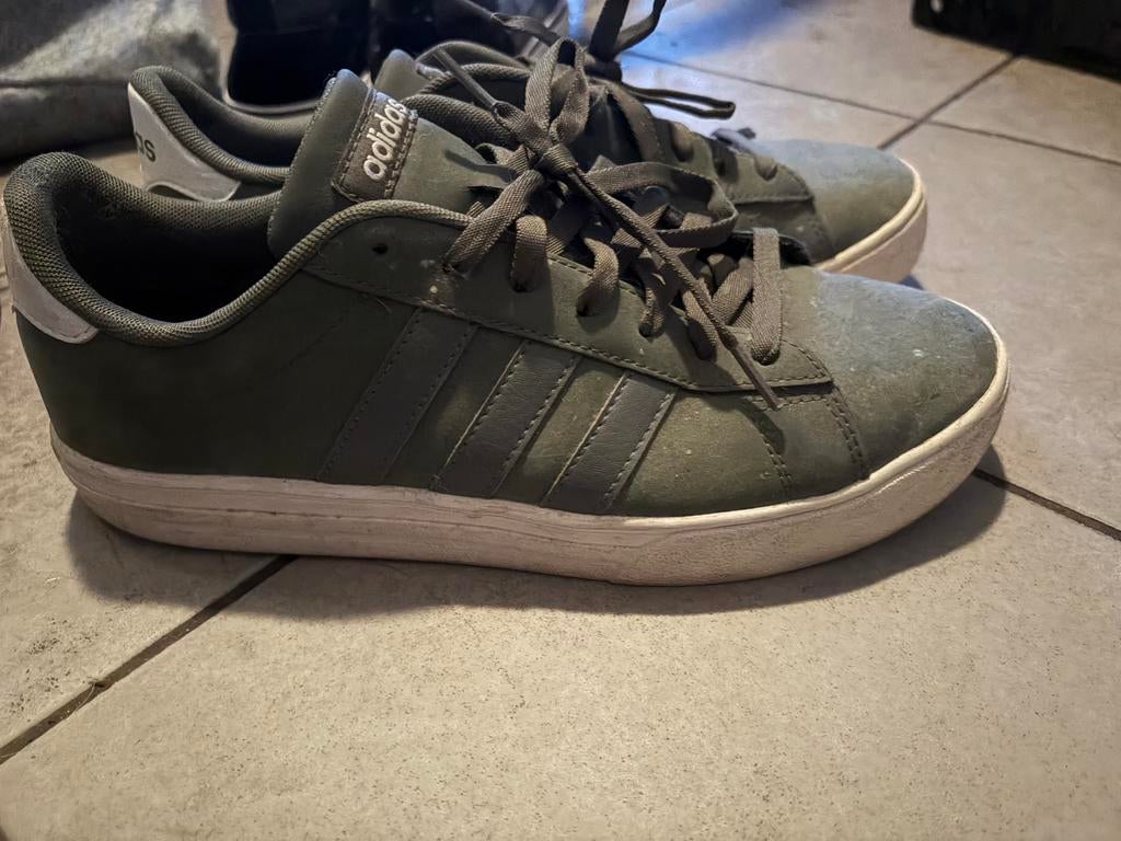Donkergroene Adidas maat 42,5, Kleding | Heren, Schoenen, Ophalen of Verzenden, Zo goed als nieuw, Overige kleuren