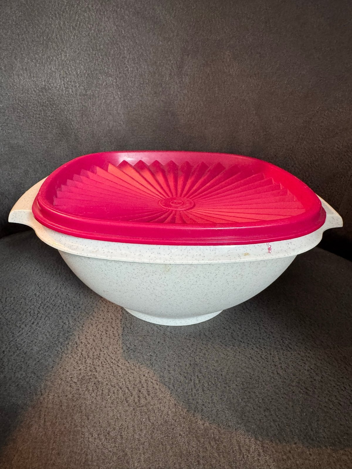 Tupperware kom met deksel - Wit met roze deksel, Ophalen of Verzenden, Gebruikt, Wit, Bak of Kom
