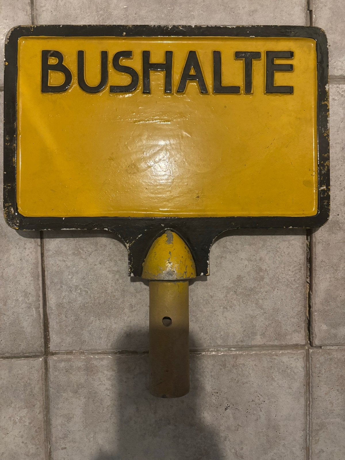 Ruim 100 jaar oud bord met tekst bushalte, Verzamelen, Spoorwegen en Tramwegen, Ophalen of Verzenden, Trein, Overige typen