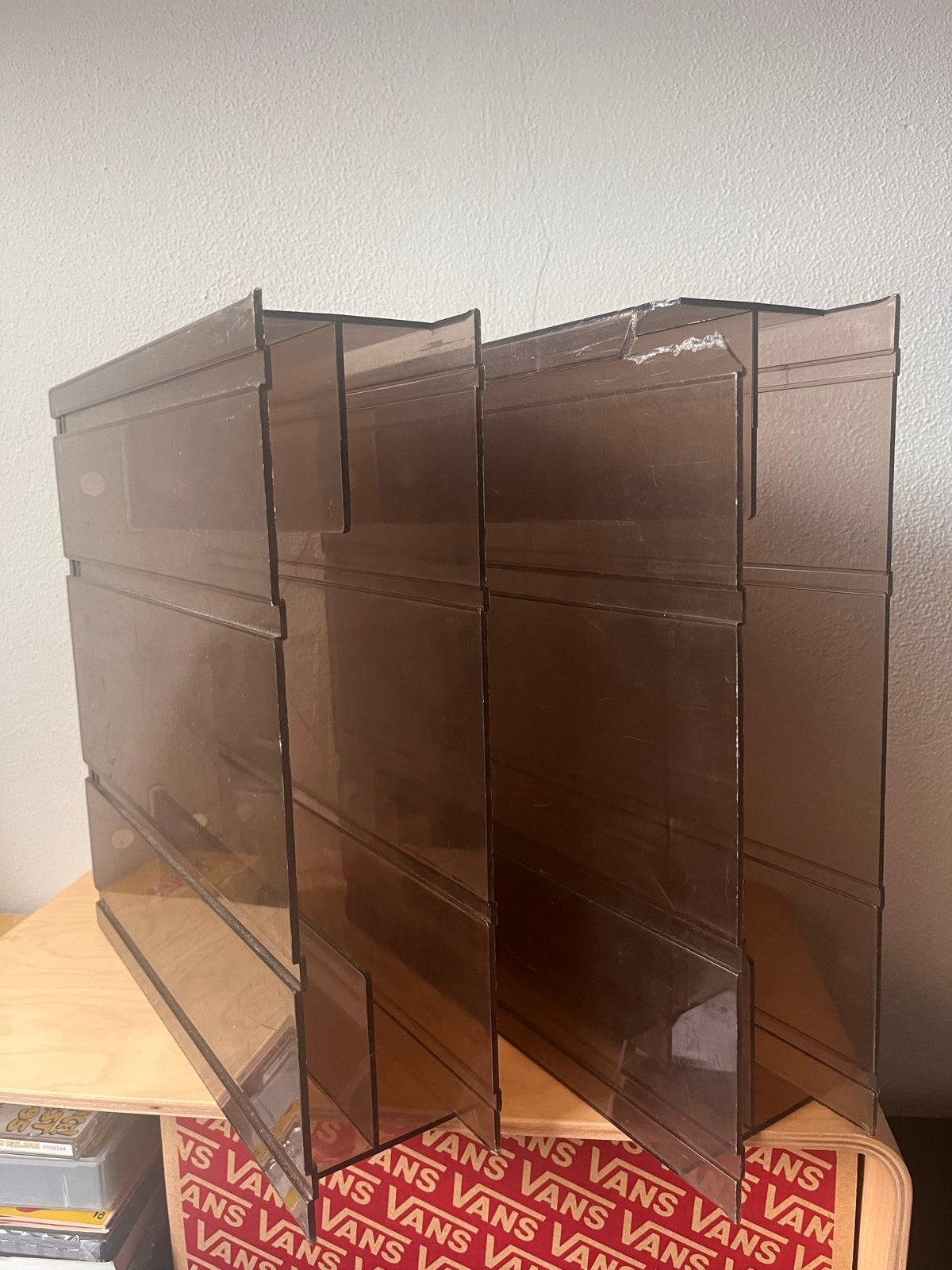 2x vintage LP houders van kunststof - doorzichtig bruin, Kunststof, Gebruikt, Ophalen of Verzenden, 25 tot 75 discs