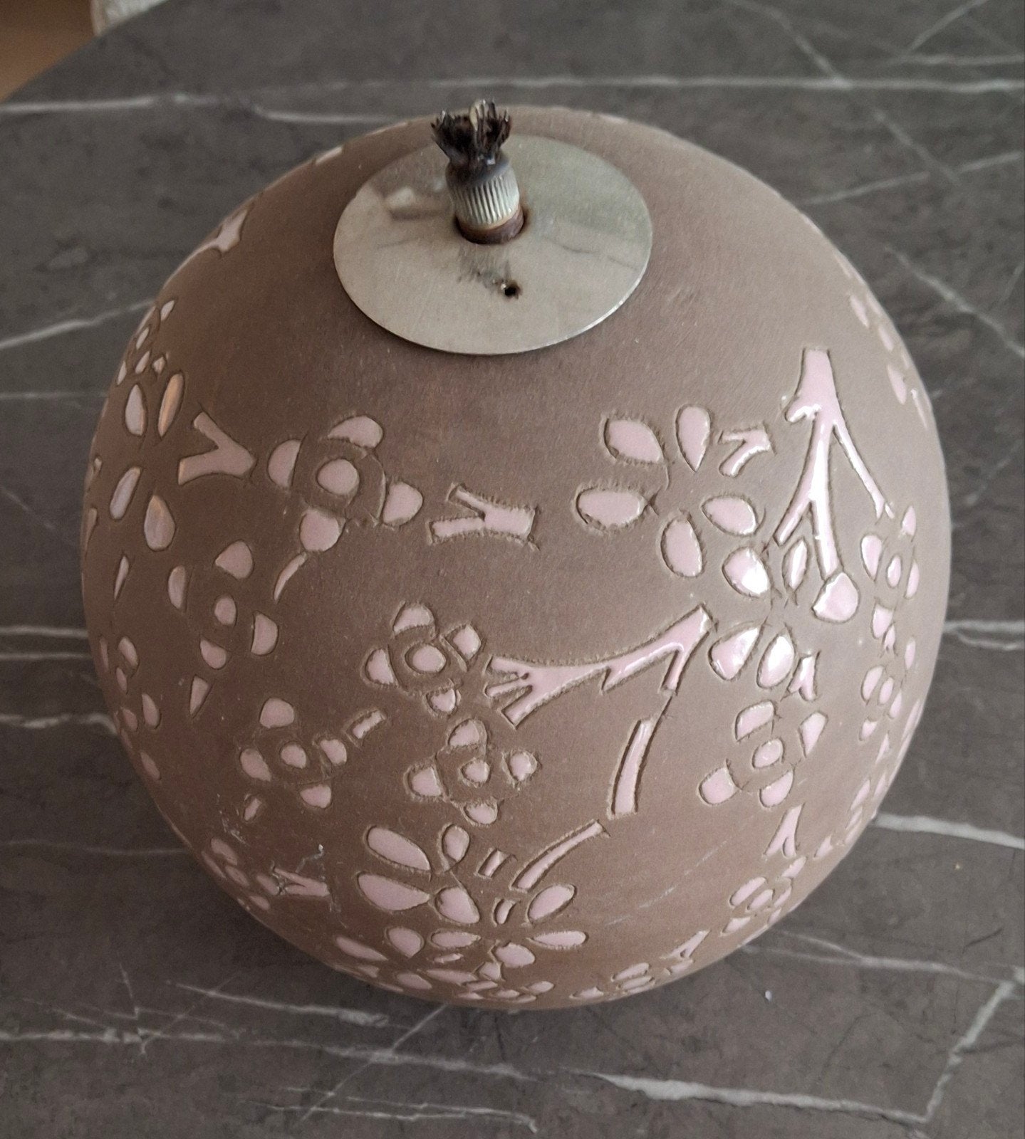 keramische olielamp lichtbruin met oudrose takjes, Tuin en Terras, Ophalen of Verzenden, Zo goed als nieuw
