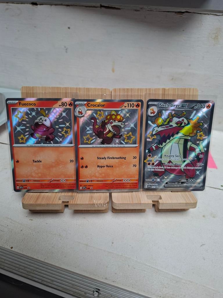 Pokémon Fuecoco, Crocalor, Skeledirge ex promo set, Ophalen of Verzenden, Meerdere kaarten, Foil