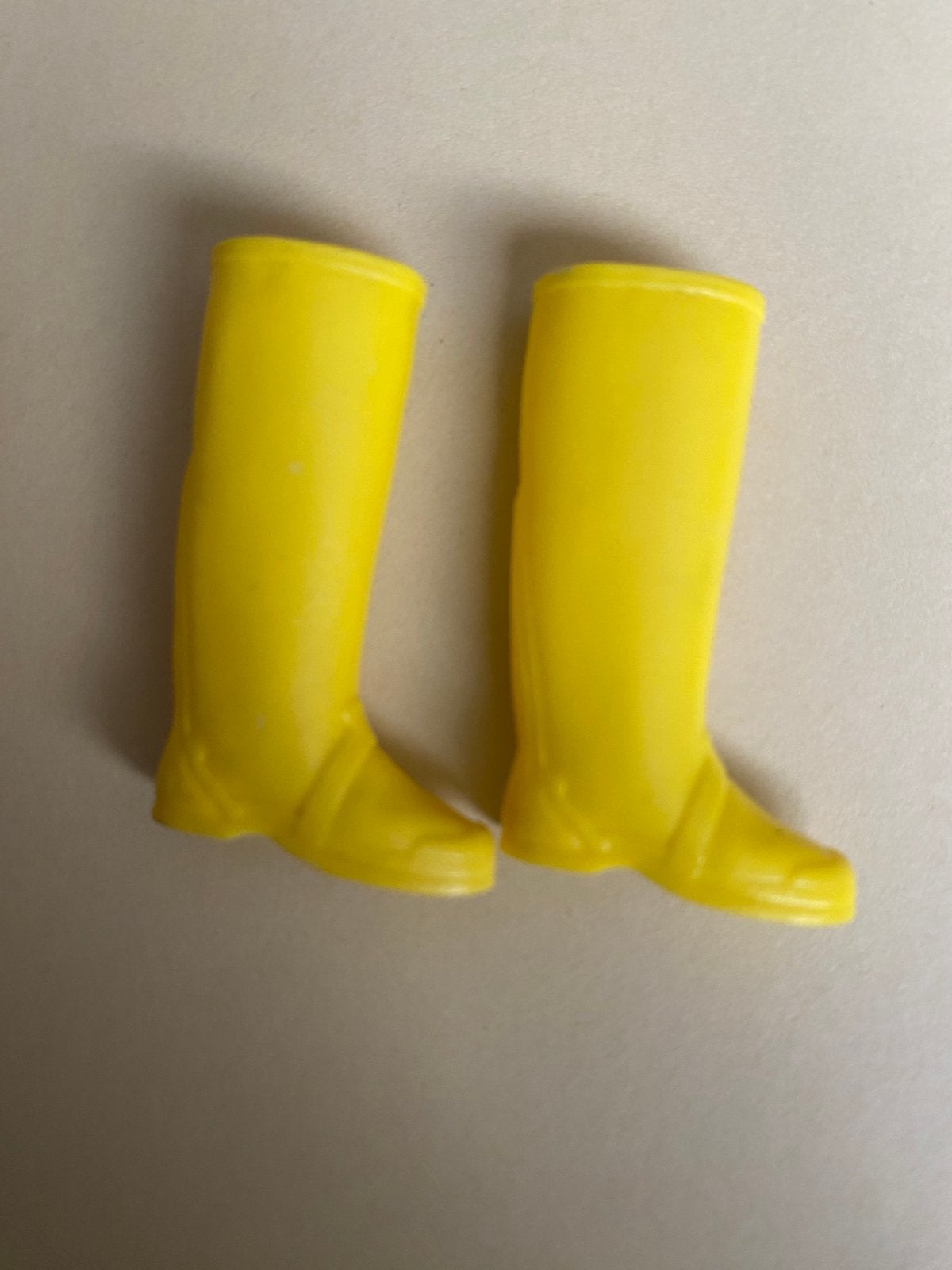 Vintage Barbie Squishy gele regen laarzen pak fashion Mattel, Verzamelen, Verzenden, Zo goed als nieuw, Kleertjes