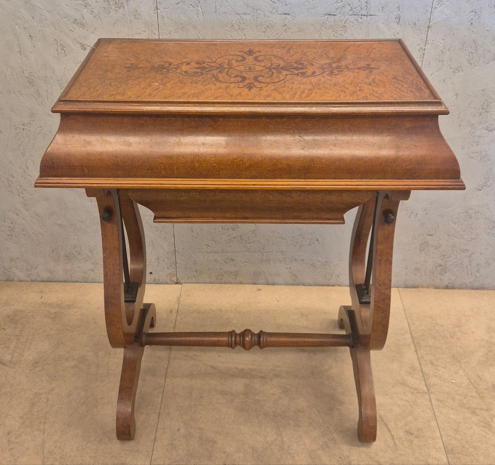 Klassiek naaitafeltje / werktafel met lade en opbergvak, Ophalen