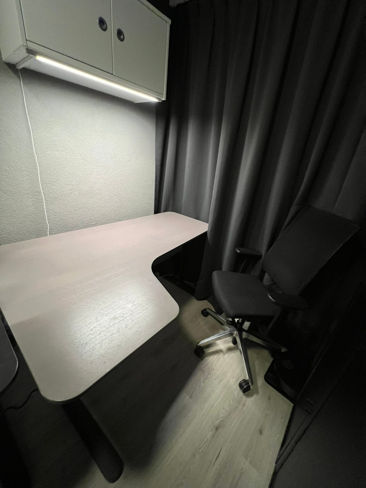Ikea bekant hoek bureau, Ophalen, Zo goed als nieuw
