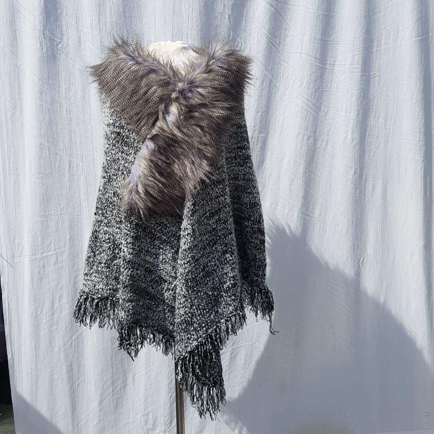 Leuke zwart witte poncho, nepbont kraag! Merk Milangela, Maat 38/40 (M), ., Ophalen of Verzenden, Zo goed als nieuw