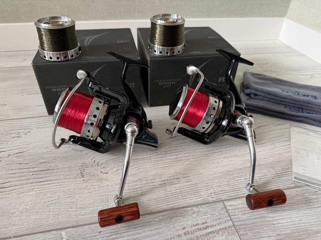 2 x Daiwa Tournament ISO 5000 QD incl reserve spoelen ZGAN, Watersport en Boten, Hengelsport | Karpervissen, Ophalen of Verzenden