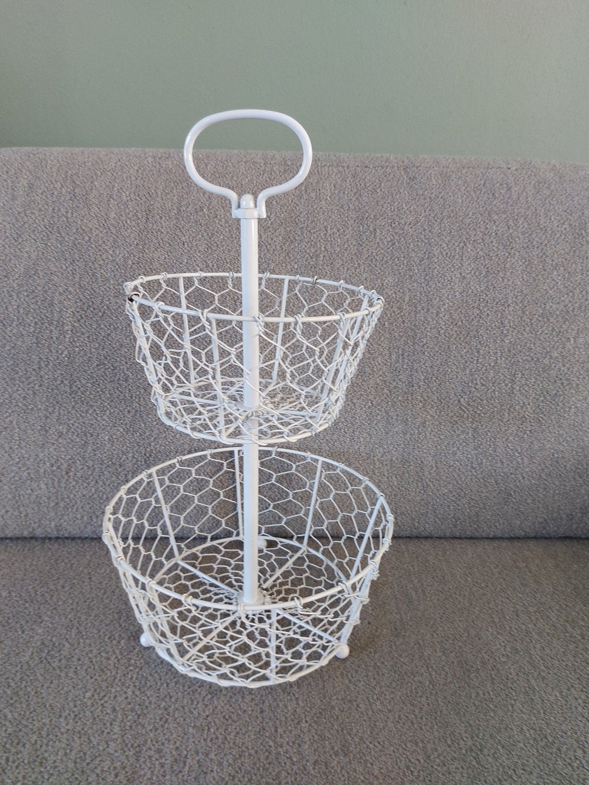 Wit metalen etagere met twee manden, Ophalen, Gebruikt, Mand, Rond