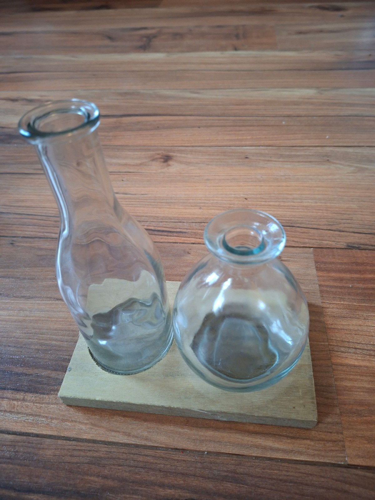 2 glazen vazen in houten bakje, Ophalen of Verzenden