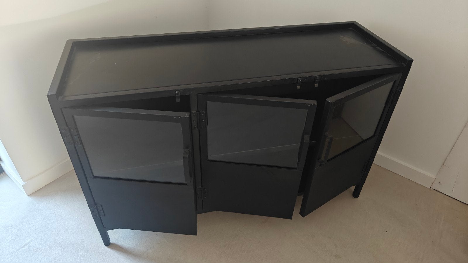 Zwart metalen dressoir met glazen deuren, Ophalen, Met deur(en), 100 tot 150 cm, Zo goed als nieuw