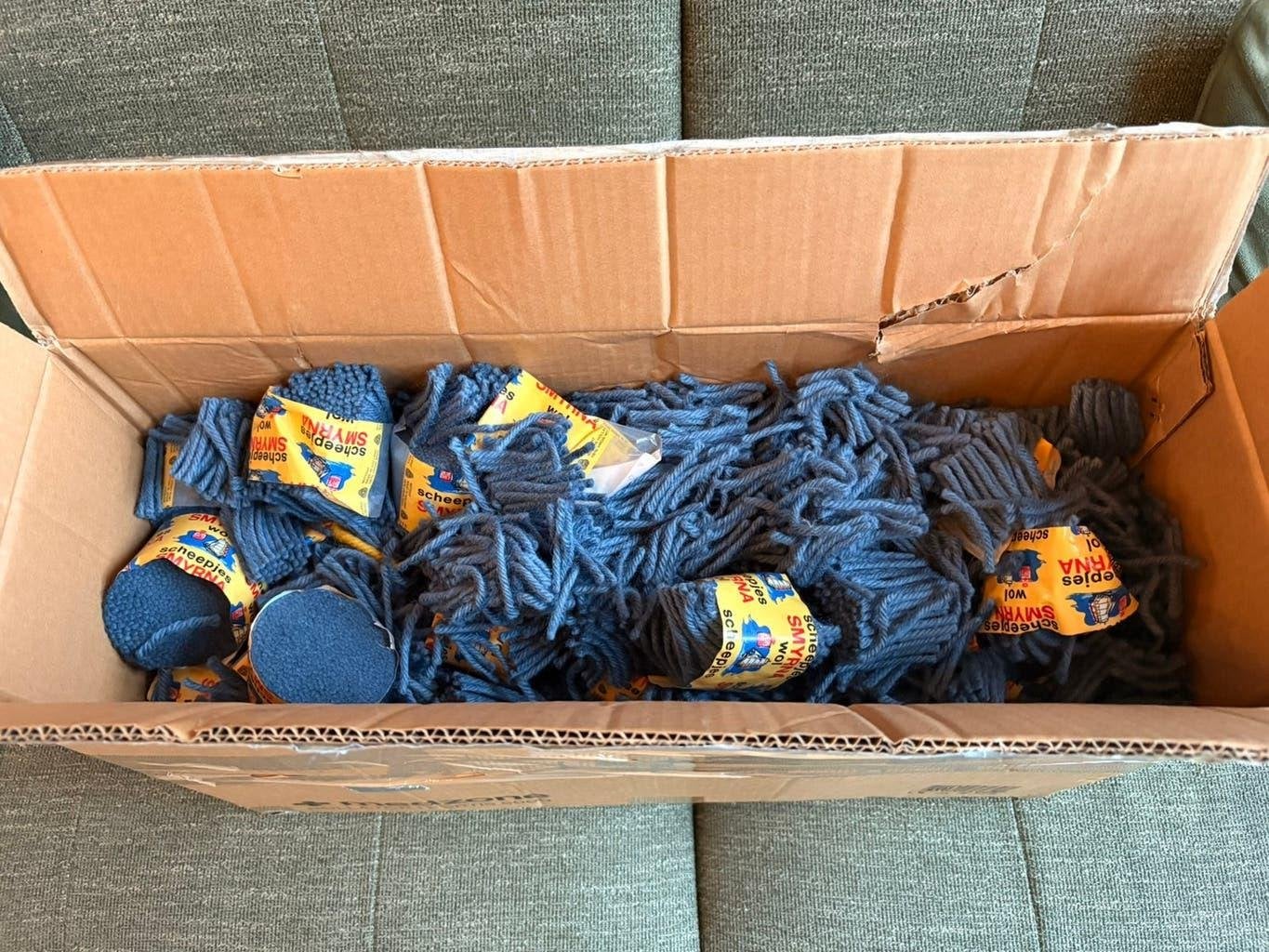 Ruim 4 kilo Smyrna Scheepjes wol cupjes, blauw, voorgesneden, Hobby en Vrije tijd, Ophalen of Verzenden, Zo goed als nieuw, Breien of Haken