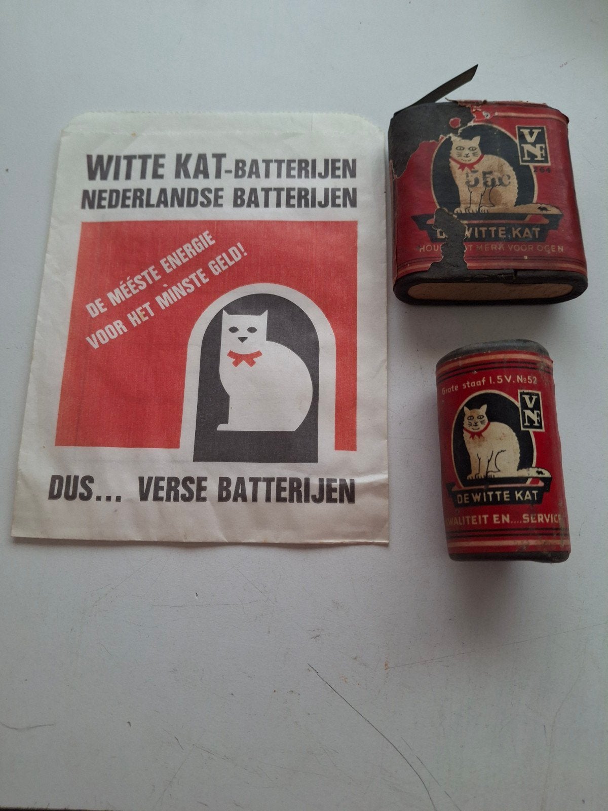 2 Witte Kat batterijen + zakje, Ophalen of Verzenden, Gebruikt, Gebruiksvoorwerp
