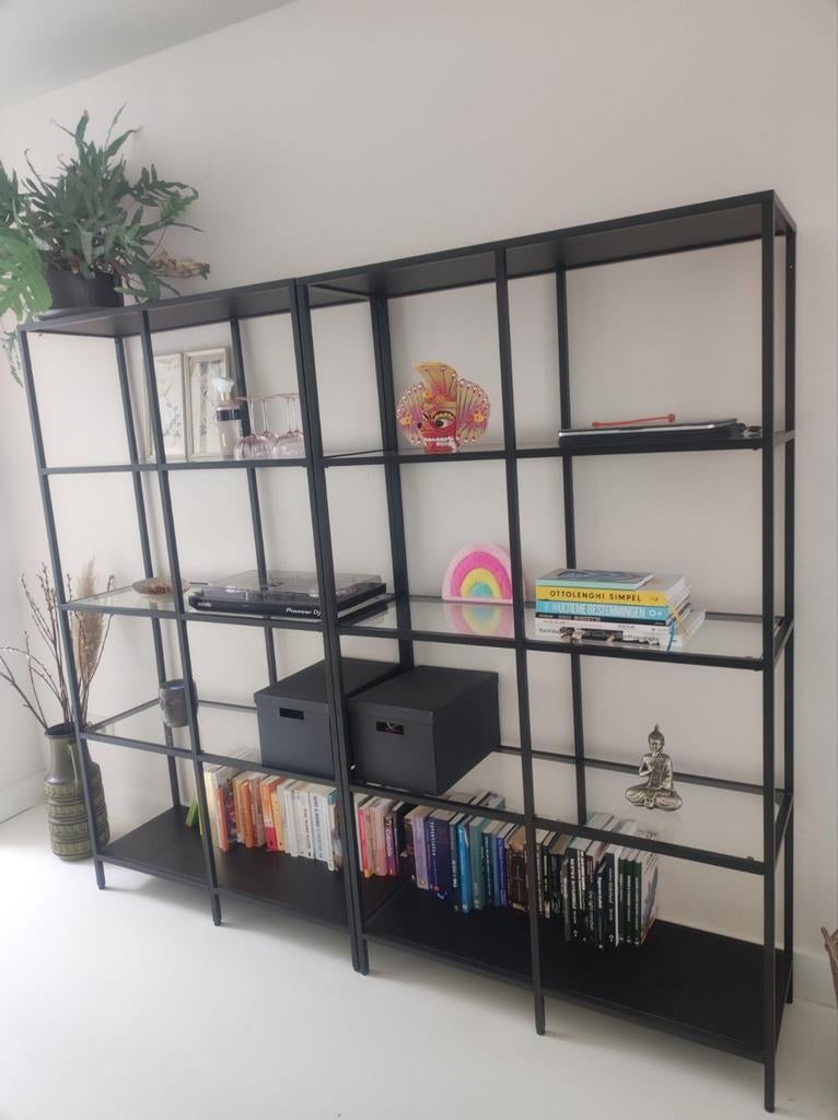 Twee zwarte IKEA Vittsjö stellingkasten, Ophalen, Zo goed als nieuw