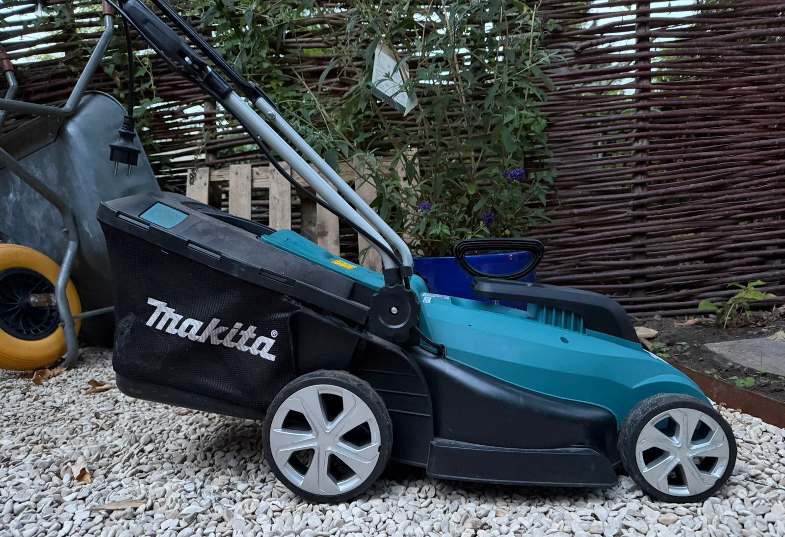 Makita ELM3320 elektrische grasmaaier, Ophalen