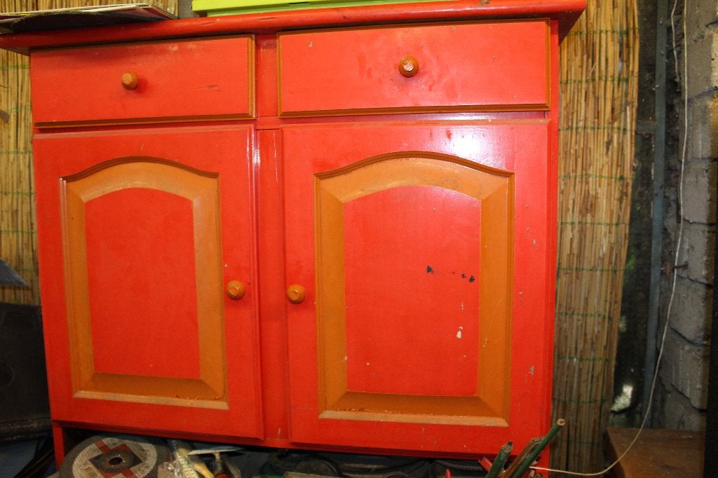 Rood geverfd houten kastje met lades en deurtjes, Ophalen
