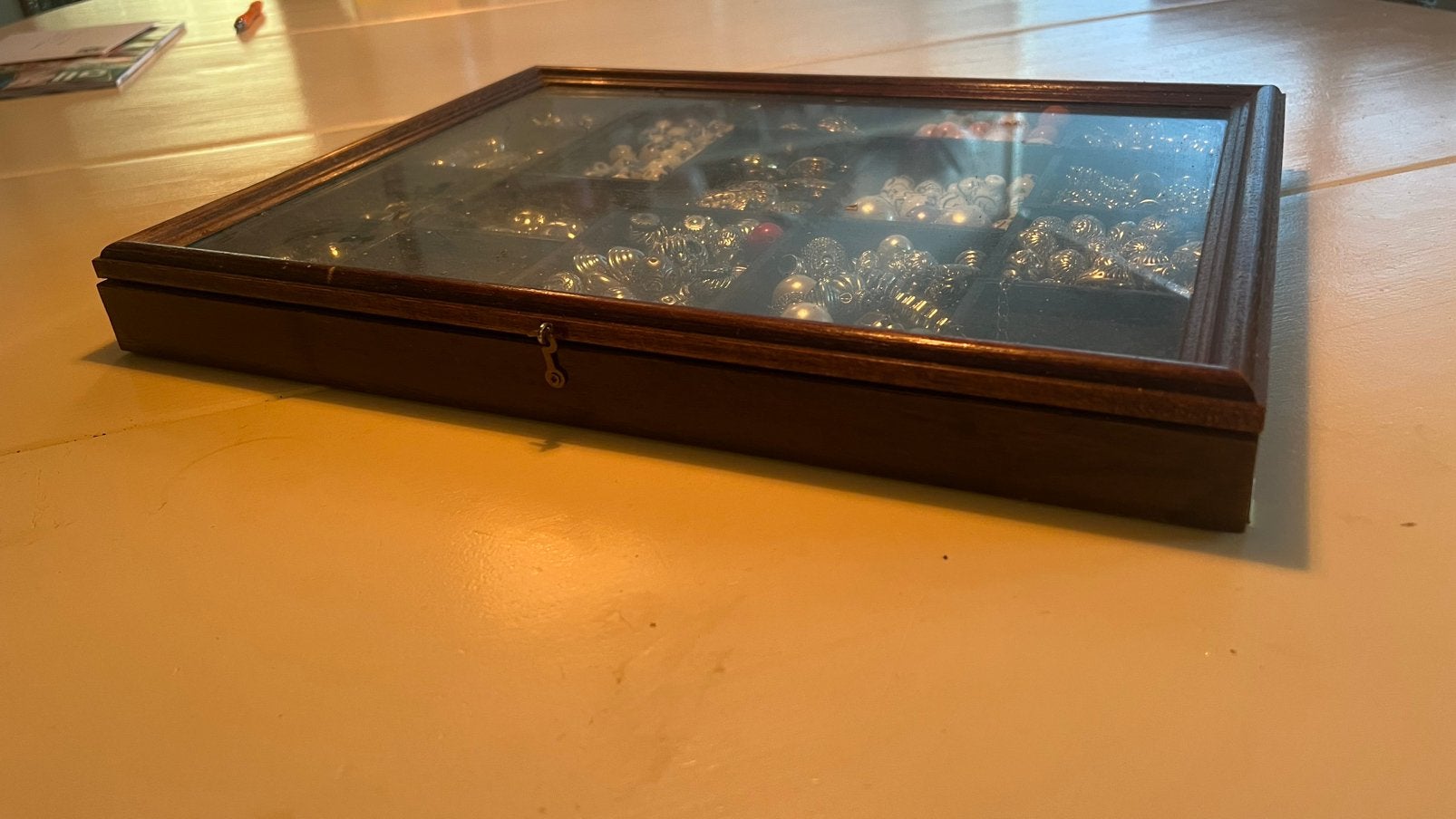 Erg mooie oude houten vitrinedoos met glazen deksel + inhoud, Ophalen of Verzenden, Nieuw, Kraal