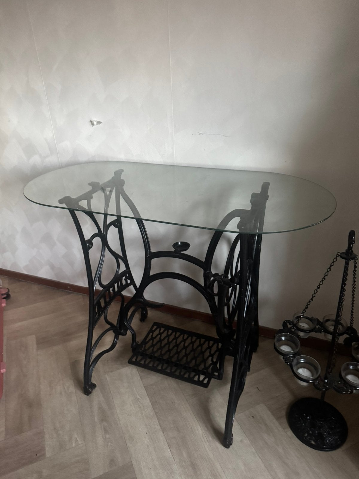 Antieke naaimachine-tafel met glasplaat, Ophalen, 50 tot 100 cm, Vintage/ retro, Zo goed als nieuw