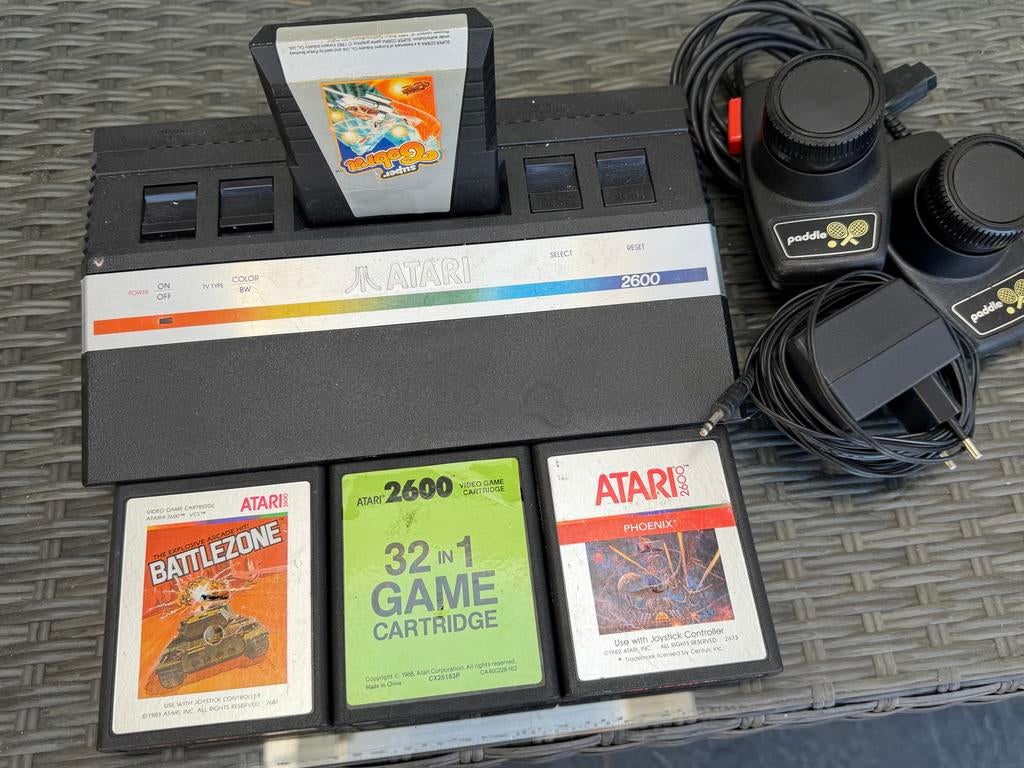 Atari 2600 console met 4 games en 2 controllers, Spelcomputers en Games, Spelcomputers | Atari, Gebruikt, Atari 2600, Met 2 controllers
