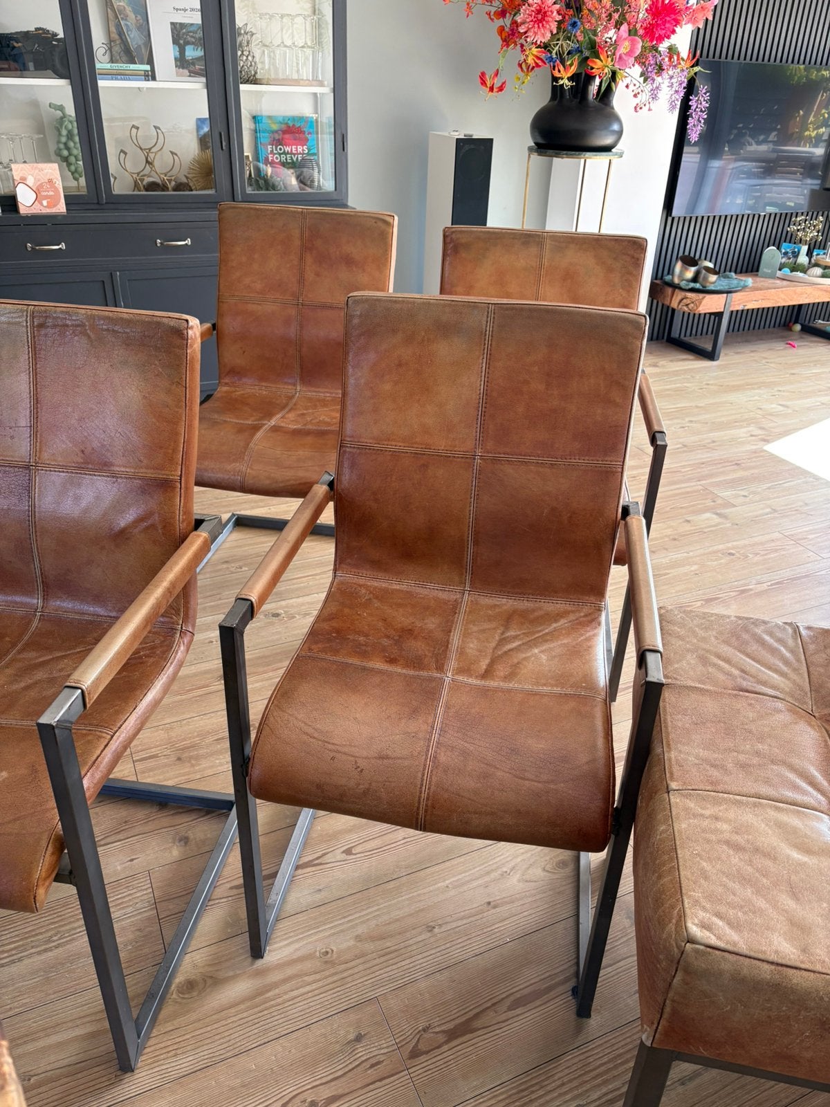 Eetkamerstoelen cognac en 2 x bijhorende poef, Ophalen, Gebruikt, Bruin, Leer