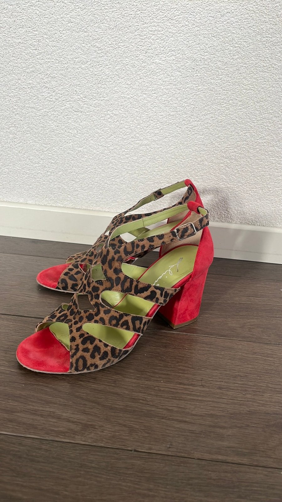 Rode sandalen met panterprint, Ophalen of Verzenden, Gedragen, Rood, Sandalen of Muiltjes